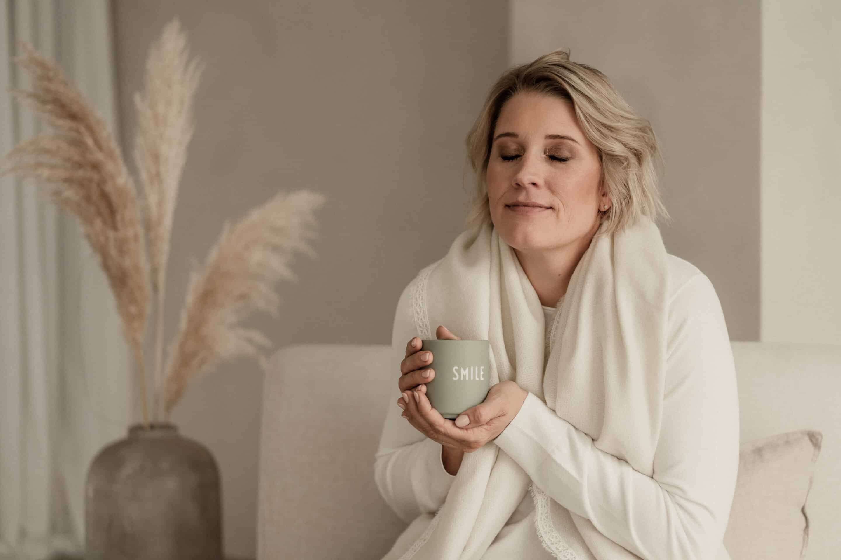 Was ist Achtsamkeit / Mindfulness? Julia Jäger, entspannt mit Tesse mit