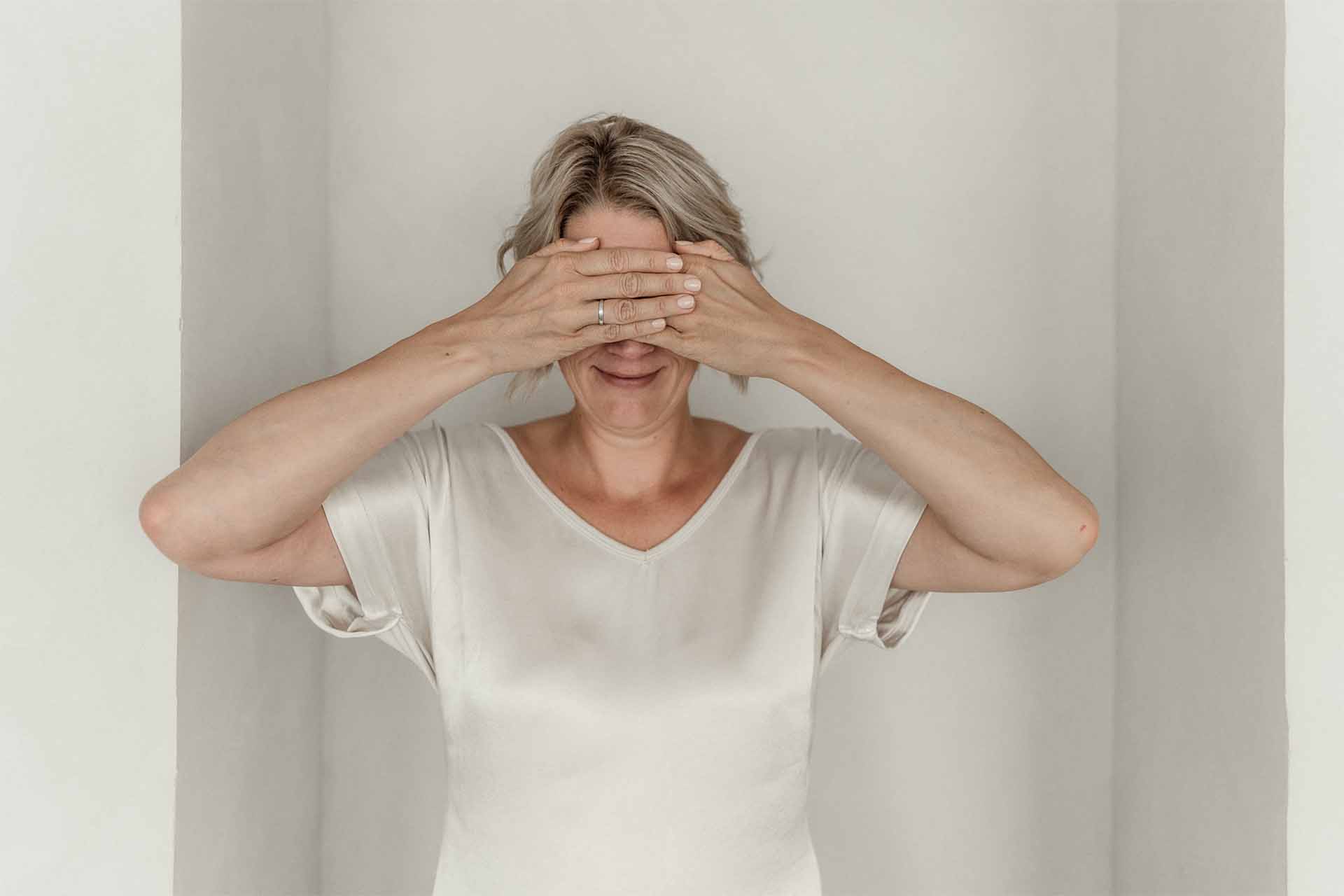 Stress abbauen im Alltag: Julia Jäger hält sich die Augen zu