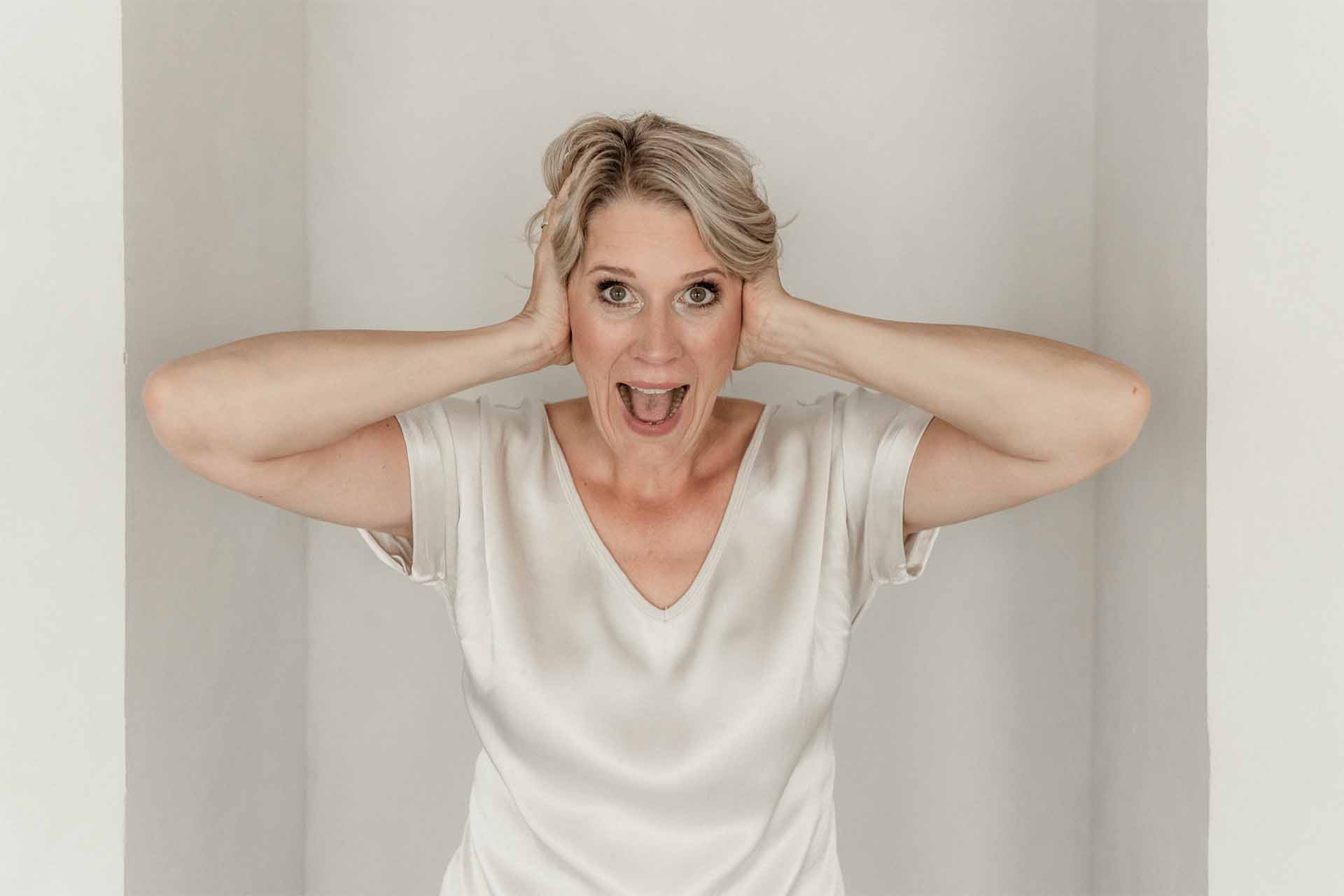 Gedankenkarussell stoppen - Julia Jäger ist alles zu viel, sie hält sich die Ohren zu und schreit