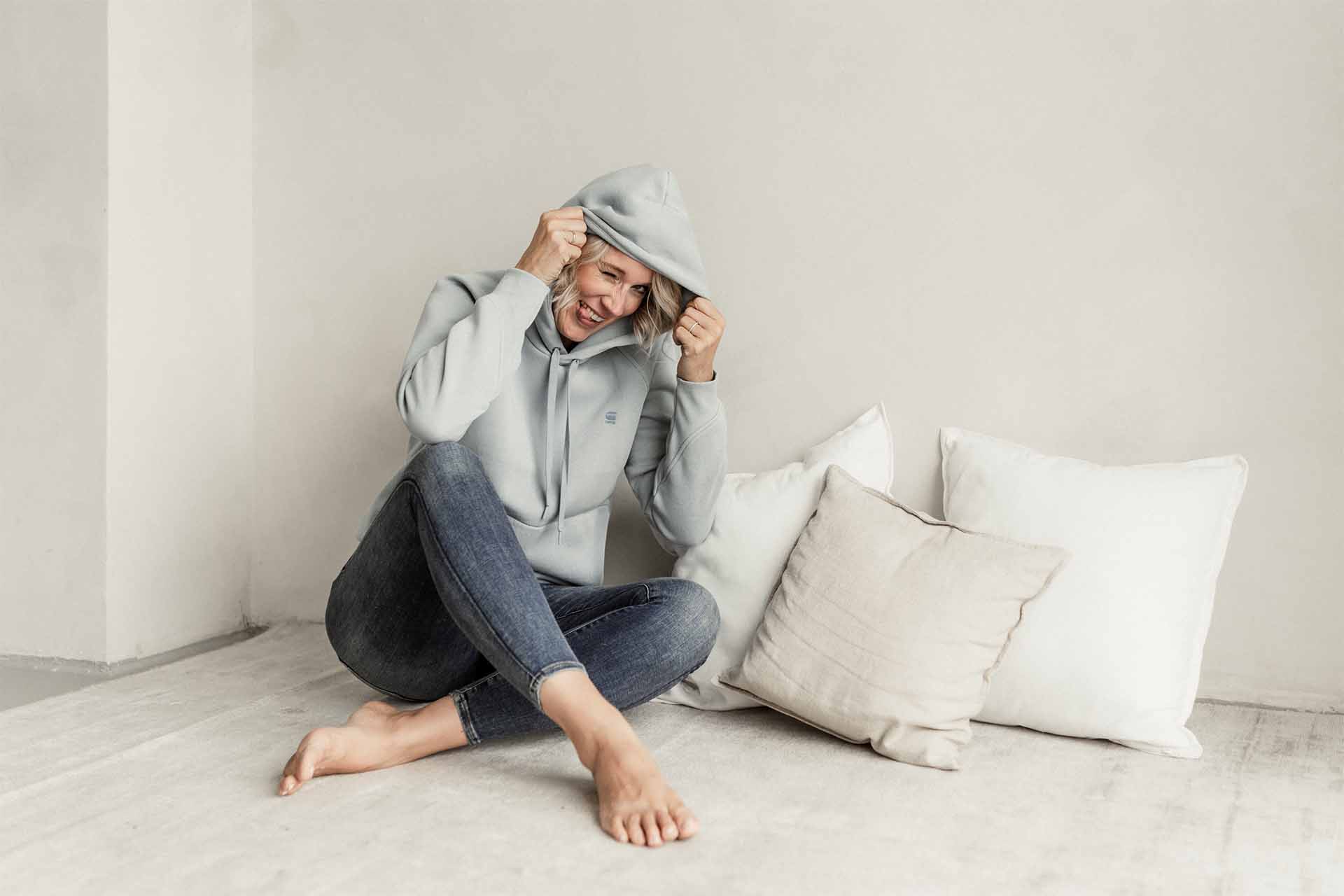 Gewohnheiten ändern: Julia Jäger versteckt sich in ihrem Hoodie