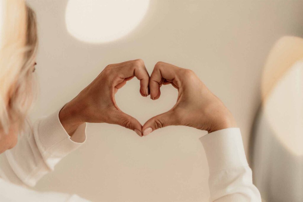 Mama-Burnout: Julia Jäger formt ein Herz aus ihren Händen