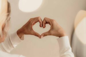 Mama-Burnout: Julia Jäger formt ein Herz aus ihren Händen