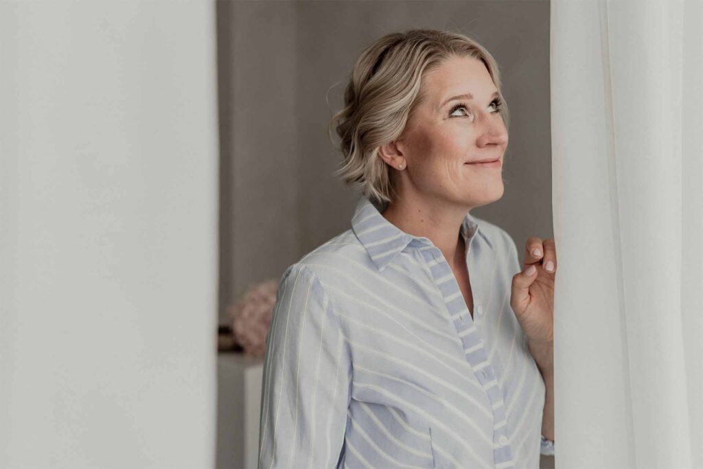 Wie entsteht Stress? Julia Jäger blickt aus dem Fenster