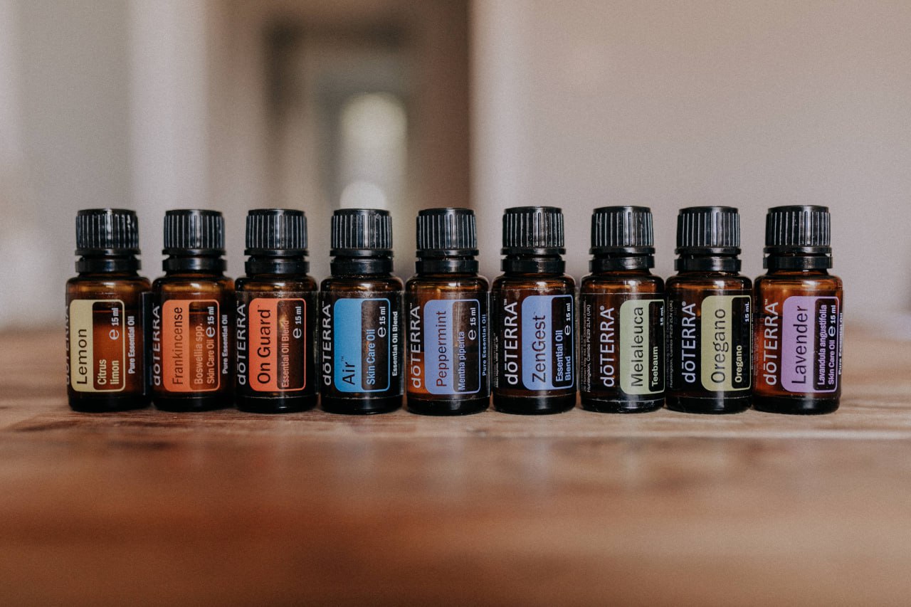 Achtsamkeit-Mindfulness: Julia Jäger hält eine Tasse Tee in den Händen und spürt die Wärme des Bechers mit geschlossenen Augen